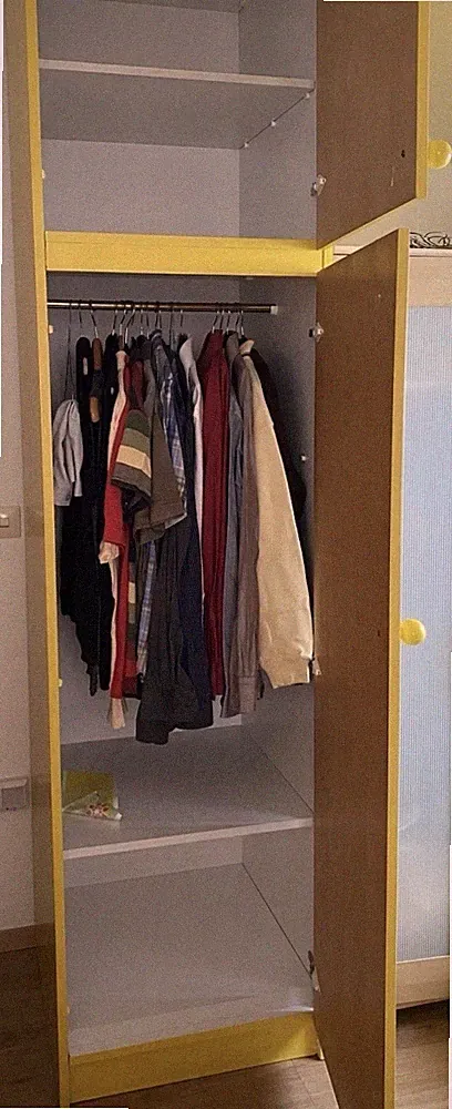1 Kleiderschrank, Holz, Gelb Lackiert