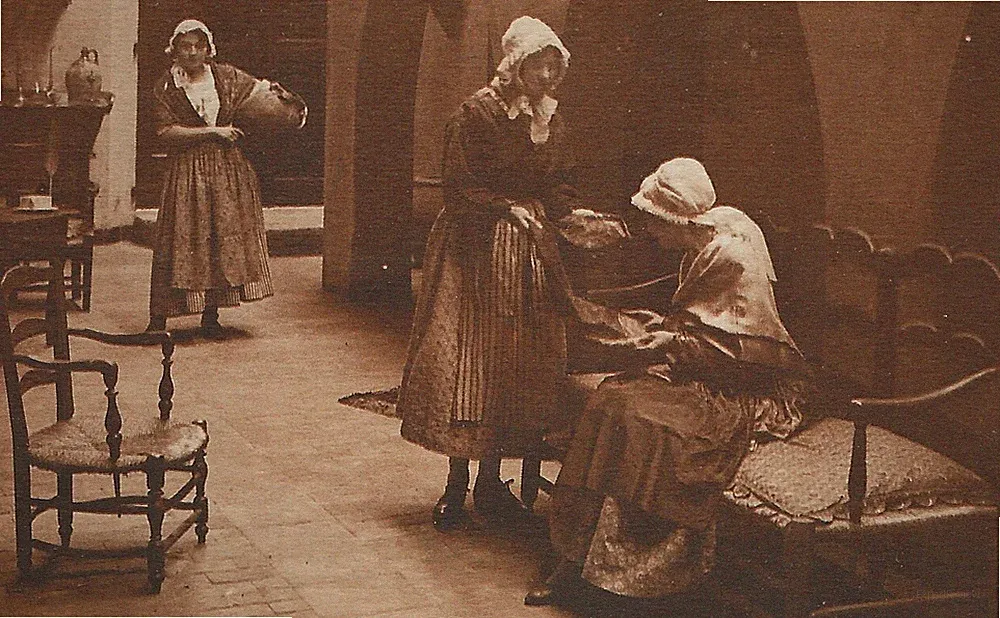 12/1103 AK FOTO - ALTE ZEITEN - HISTORISCHE KLEIDUNG UND MÖBEL BANK STUHL 1928