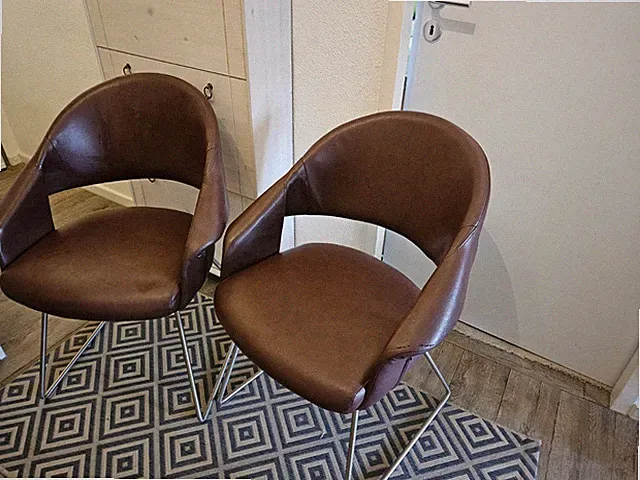2 Stühle, Hohe Rückenlehnen, Dunkler Kunstlederbezug