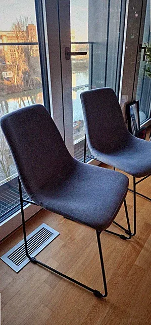 2x minimalistische Industrial Design Polster Stühle grau Bauhaus
