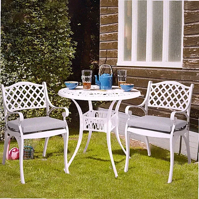 2x weißem Gartenstühle aus Aluminiumguss für den Außenbereich Kissen Gartenstuhl