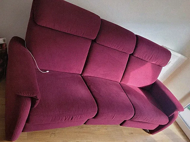 3-Sitzer Sofa mit Stoffbezug in Weinrot, einfarbig, für Wohnzimmer.
