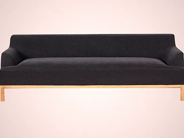 3-Sitzer Sofa Stoffbezug schwarz mit Armlehnen hohe Holzbeine Skandi-Stil Sosjo
