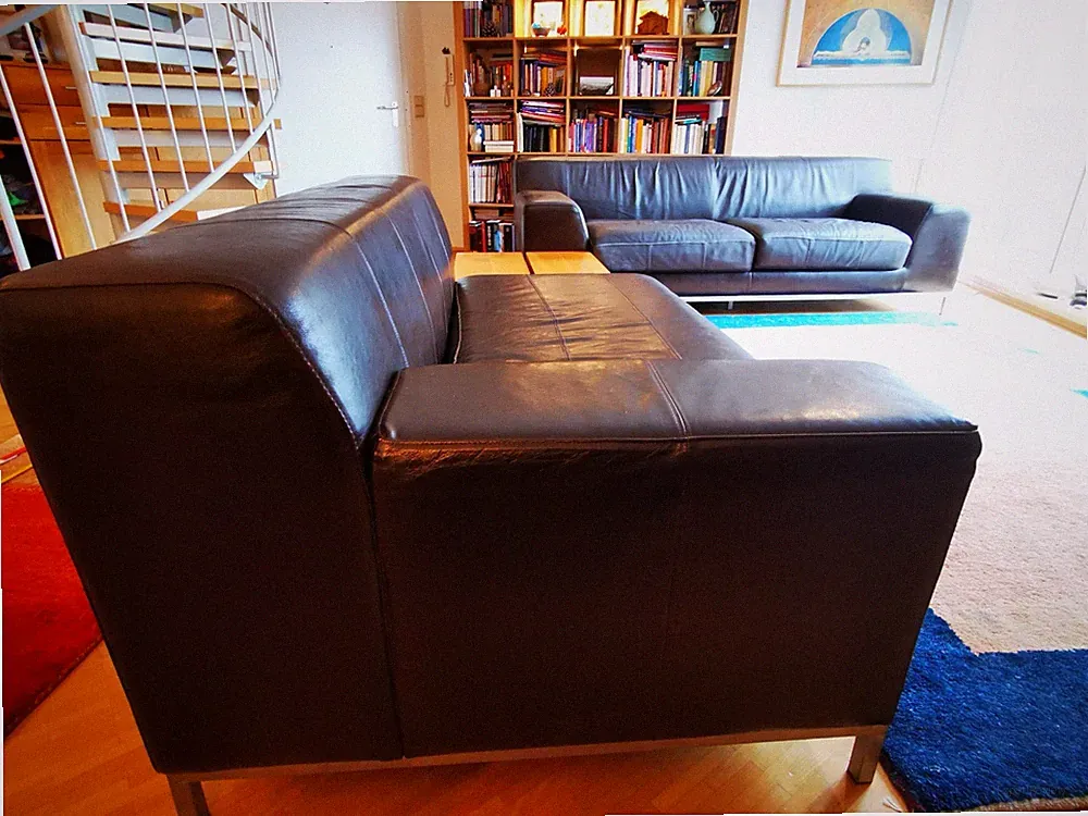 3Sitzer Sofa couch im Bauhaus Stil. Dunkelbraune Lederoptik mit Recamiere