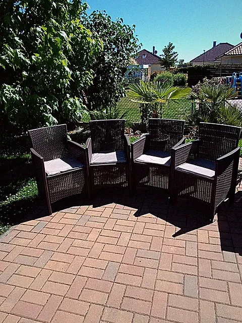 4 neu gekaufte Terrassenstühle aus Kunststoff in braun