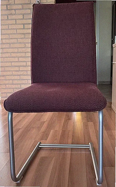 4 stilvolle brombeerfarbene Schwingstühle