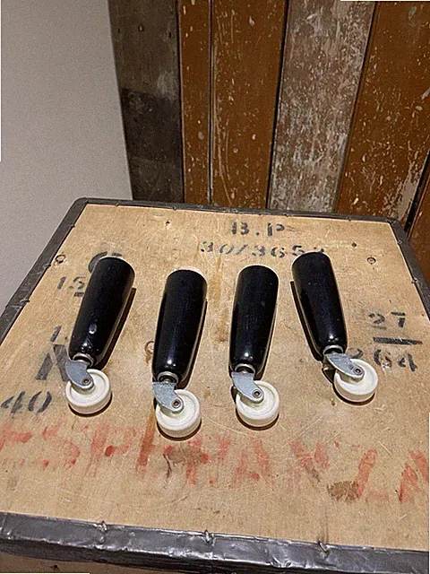 4er Set Altholz Vintage Retro Schwarz Holz Möbelbeine mit weißen Rollen