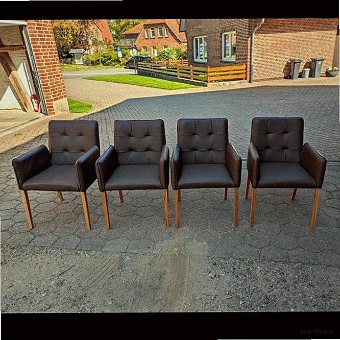 4er Set Esszimmerstühle mit Armlehnen, Kunstleder Braun, Holzbeine hell, 2 J.