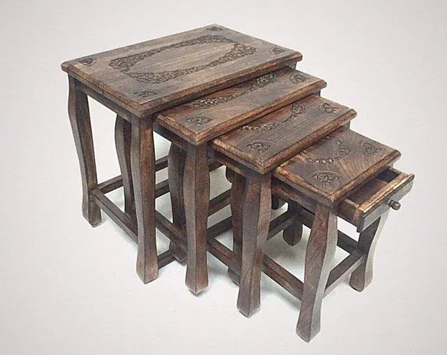 4er Set Satztisch handgeschnitzt aus massivem indischem Holz|4er Set Hocker Set