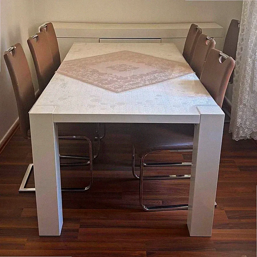 6 Stühle mit großen Tisch