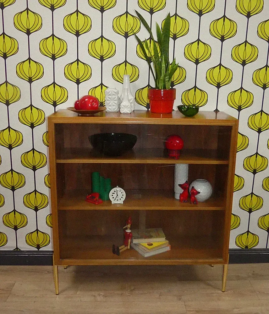 60er Jahre Vitrine Kommode Nußbaum Glasschrank Schaukasten goldene Beine retro