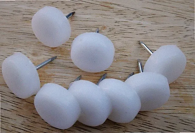 8 Nagelgleiterfüße für Möbel 18 mm runde Form UK Fachhändler; bewegt sich leicht