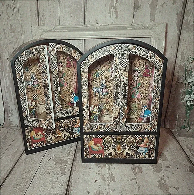 Alice im Wunderland Vitrine. Holz 2 Bogentüren. Große Schublade.