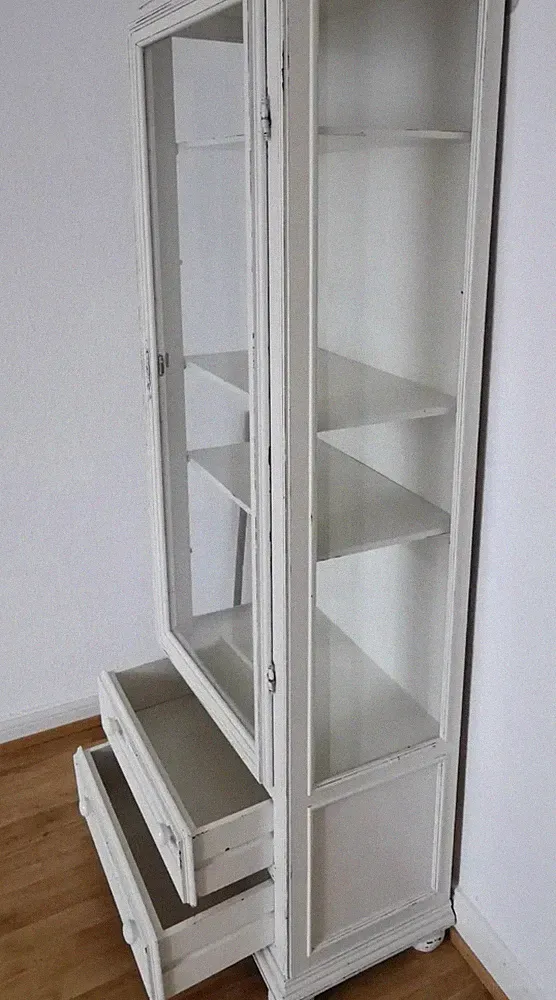 Alte Vitrine Schrank Glasvitrine Vintage Retro weiß schmal Shabby chic French