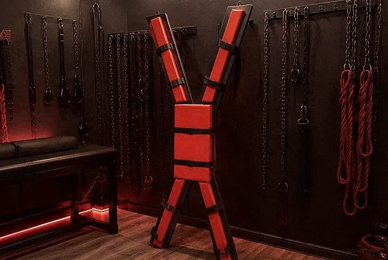 Andreas-Kreuz Deluxe – Exklusives BDSM Möbelstück | Handarbeit | Schwarz/Rot