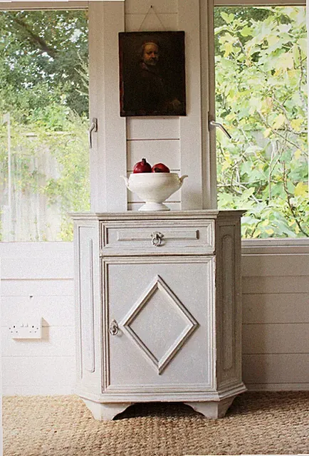ANTIKER BEMALTER SCHRANK SCHRANK IM SCHWEDISCHEN GUSTAVIANISCHEN STIL MIT RAUTENMOTIV