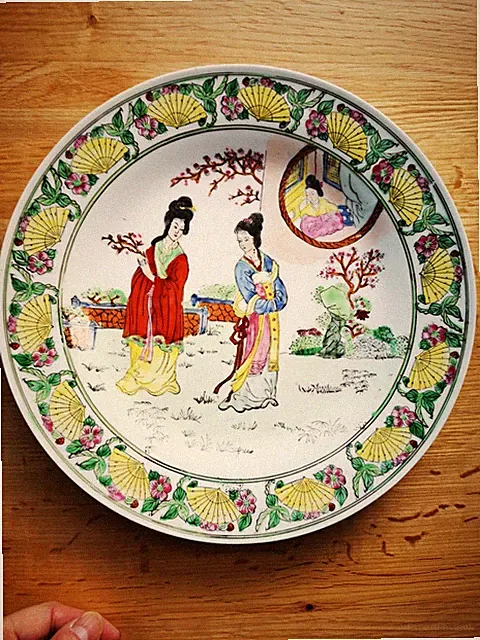 Antiker handbemalter chinesischer Tellerschrank Vitrine QianLong Made in Macau