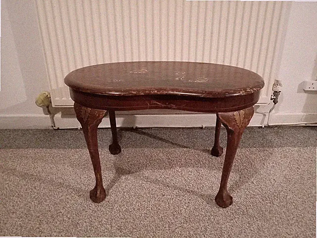 Antiker lackierter Chinoiserie Couchtisch in Nierenform orientalischer Stil bemalt