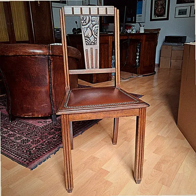 Antiker Stuhl Art Déco Frankreich 1930er Eiche Schnitzwerk Leder Ziernägel
