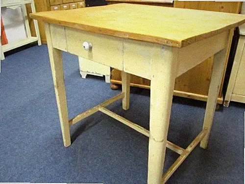 antiker Tisch in Weichholz Shabby-Chic, Schreibtisch Vintage Usedlook