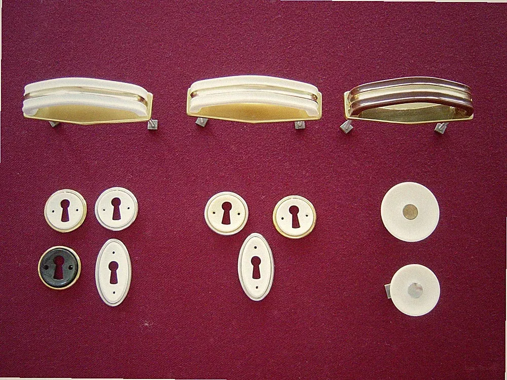 Art Deco - Bakelit ähnlich Möbelgiffe-Knöpfe-Schilder für Möbel um 1950-1960