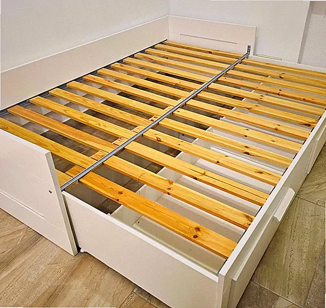 Ausziehbares weißes IKEA-Bett mit Stauraum. Wenig Benutzt.