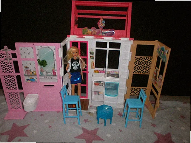 Barbie Haus HDC47 zusammen klappbar mit Möbel und Barbie Puppe 2021 Mattel