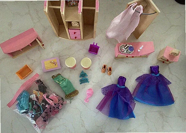 Barbie Zubehör Set Inkl. Kleidern/Möbeln und Accessoires für Puppen