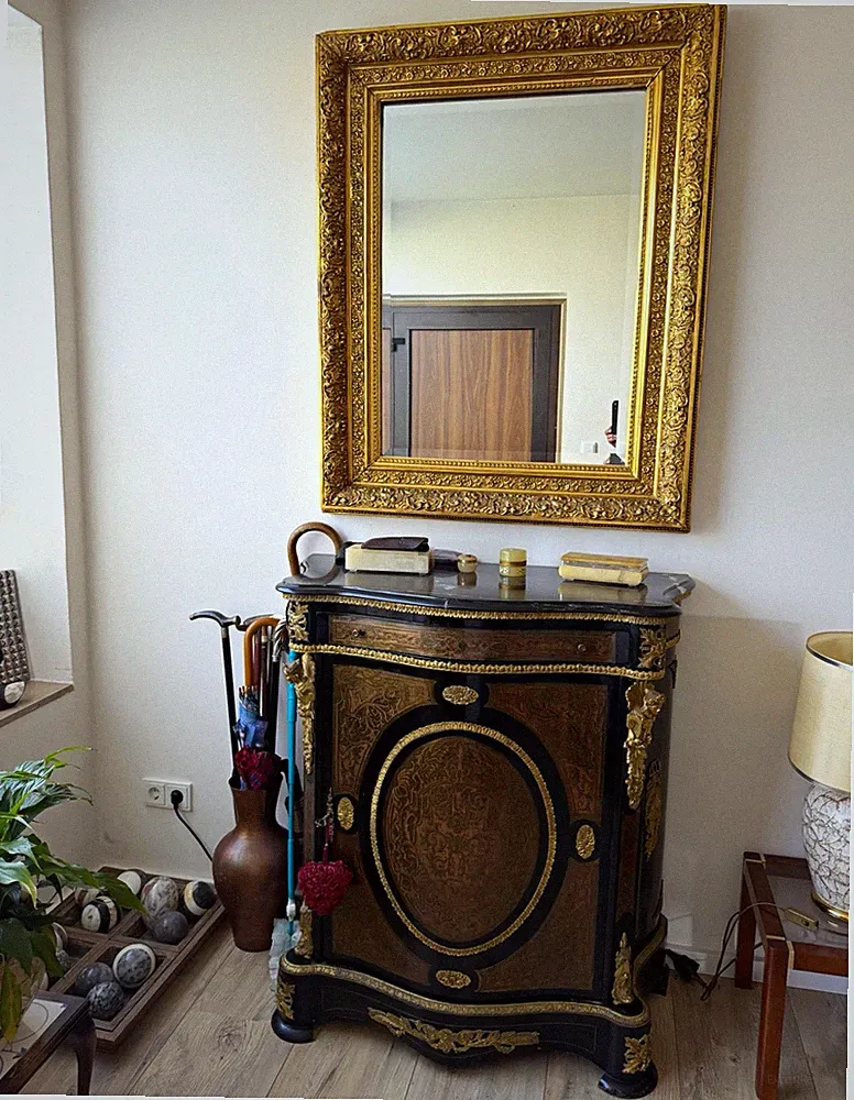 Barock Kommode aus Holz, ornamentierte Beschläge, 90x50x110 mit Spiegel