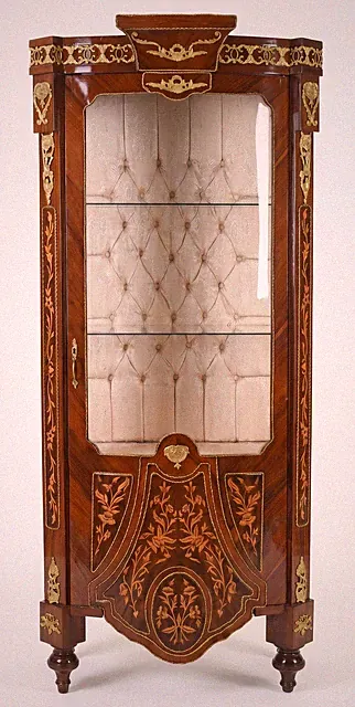 Barock Schrank „MARQUISE DE POMPADOUR“ – Französische Glasvitrine mit Intarsien