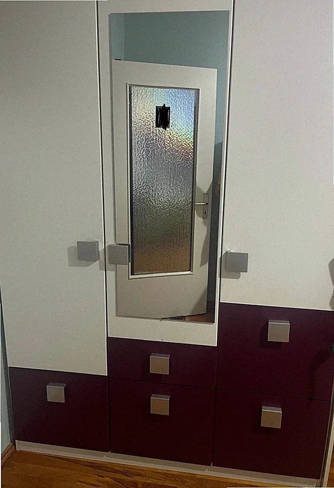 Bett, Kleiderschrank Und Schreibtisch