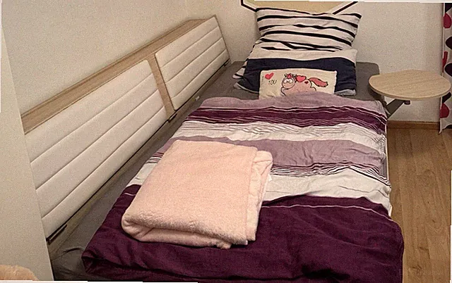 Bett mit Seitentisch, Stauraum-Regal & ausziehbarem Gästebett