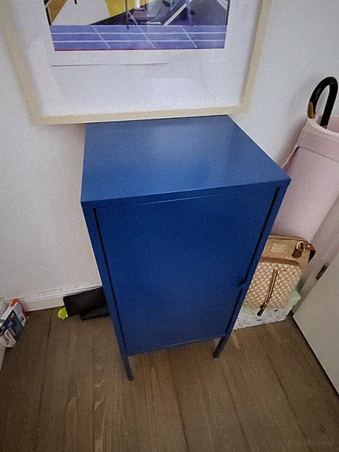 Blaue Kommode, grüner Rollcontainer