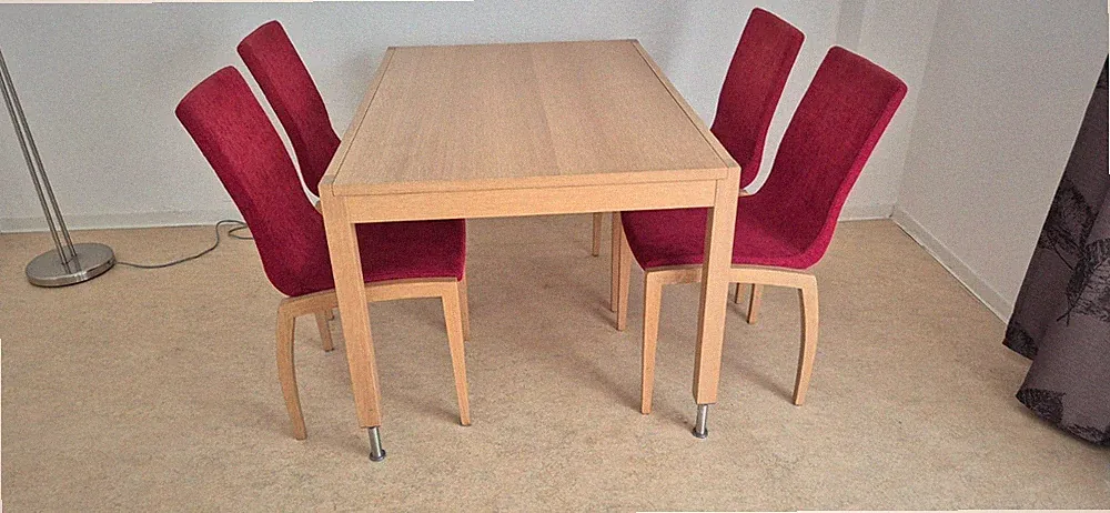 BoConcept Esstisch mit 4 passenden Holzstühlen – Rot / Holz