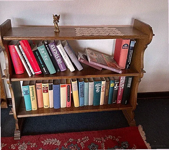 Bücherregal, aus massiver Eiche, sehrr gut erhalten, zeitlos elegant