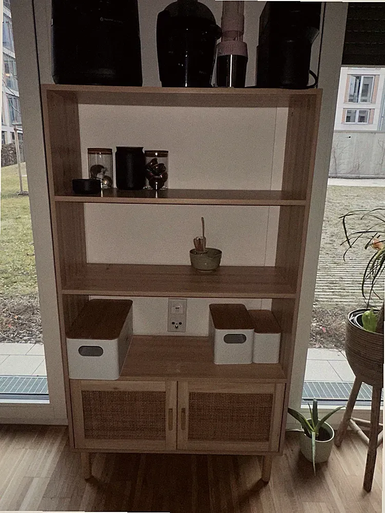 Bücherregal im Bohème-Stil mit Holzdekor und Rattan-Geflecht