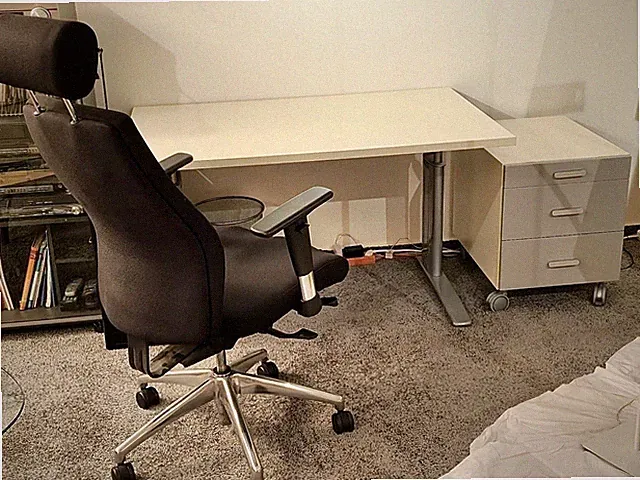 Bürotisch höhenverstellbar inkl. Drehstuhl mit Armlehnen und Container