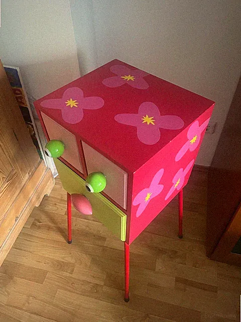 Bunte Kommode von Pylones