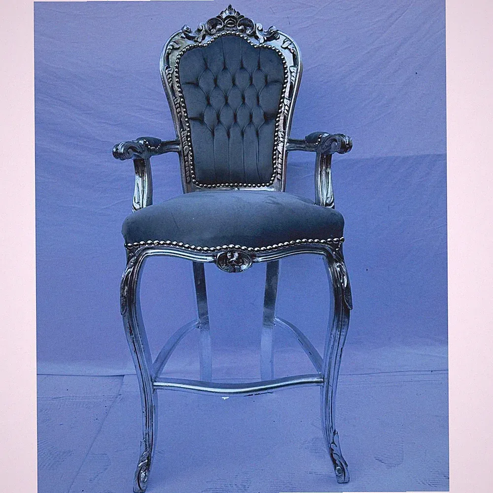 Casa Padrino Barock Samt Barstuhl mit Armlehnen Grau / Silber - Barock Bar Möbel
