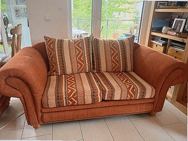 Couch Sofa Zweisitzer Terrakotta Stoff Colonialstil mit Kissen