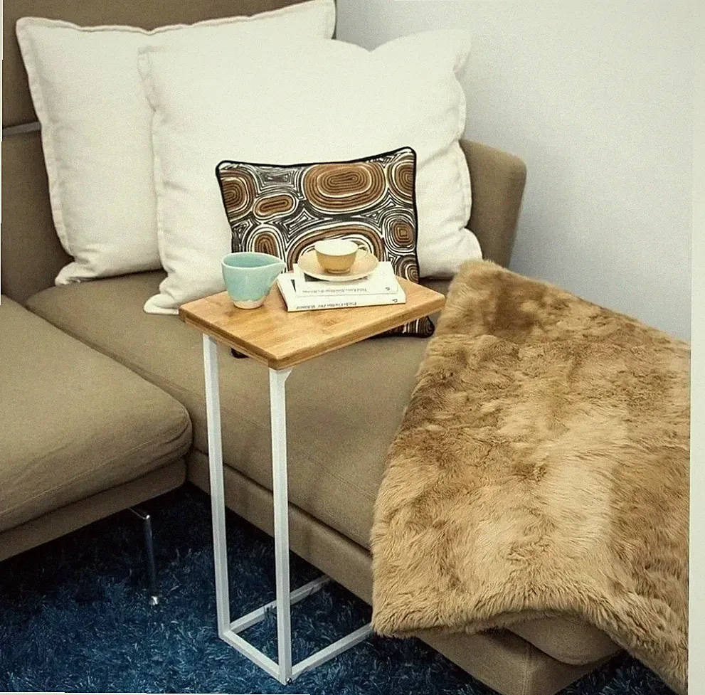 Couchtisch/Beistelltisch aus Edelstahl-Naturholz mit Stahlgestell