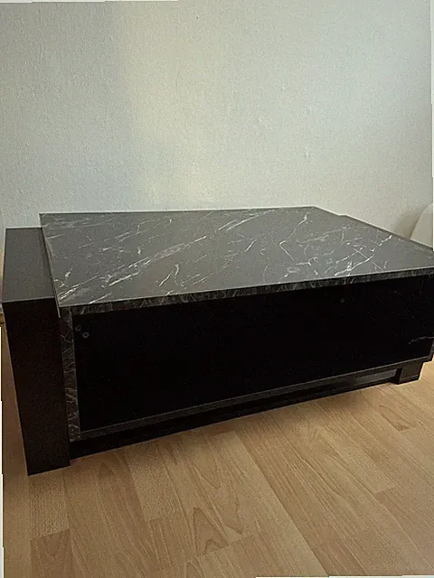 Couchtisch in Mamoroptik