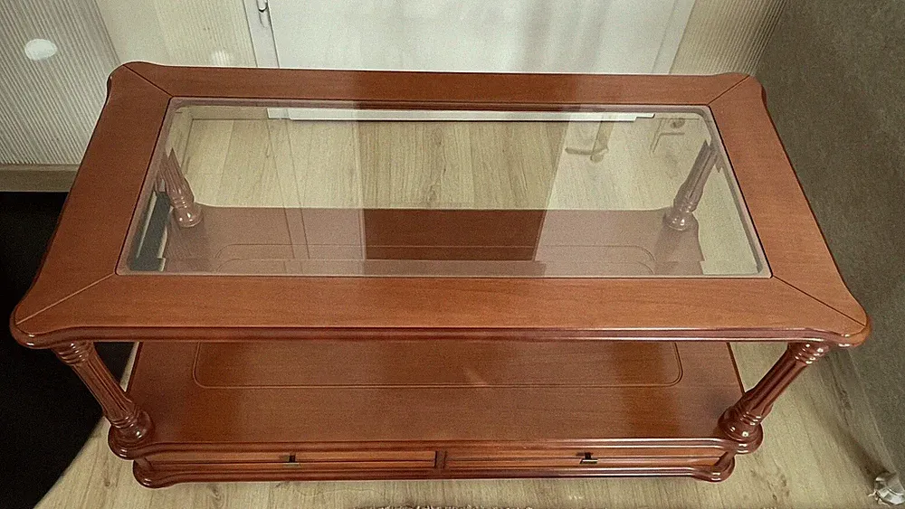 Couchtisch mit Glasplatte und zwei Schubladen in Kirschbaum