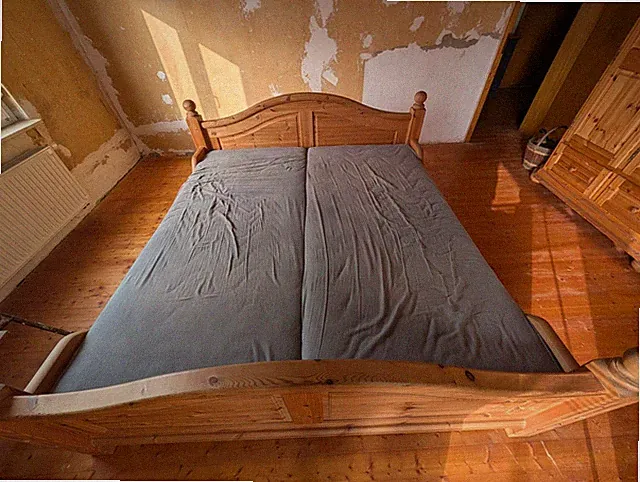 Doppelbett aus Massivholz mit Lattenrost und Matratze incl. 2 Nachtschränkchen