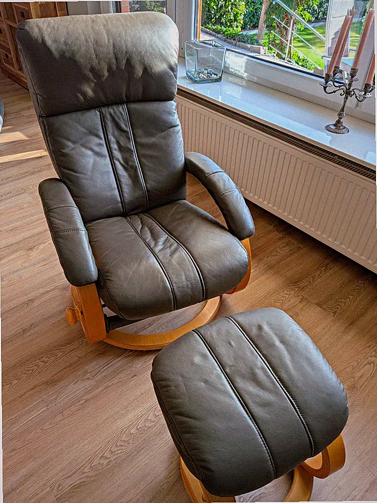 Drehbarer Leder-Relaxsessel braun mit Fußhocker, Holzgestell 110x68x105