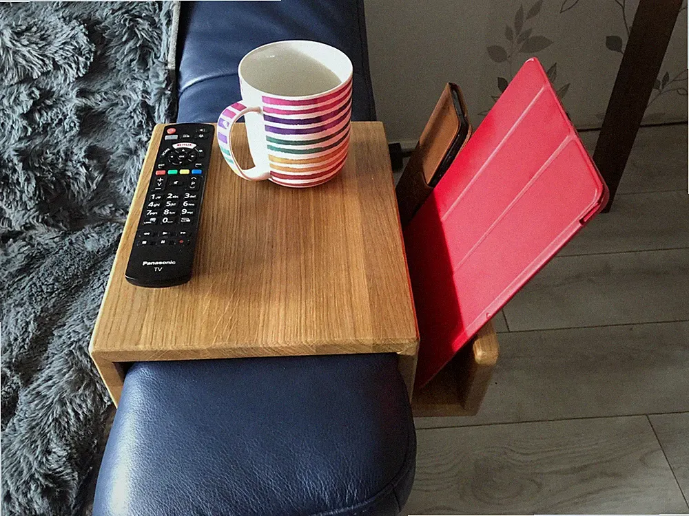 Edele Couchtisch Tablett mit Seitenfach aus Massivholz Durchgehende Lamellen.