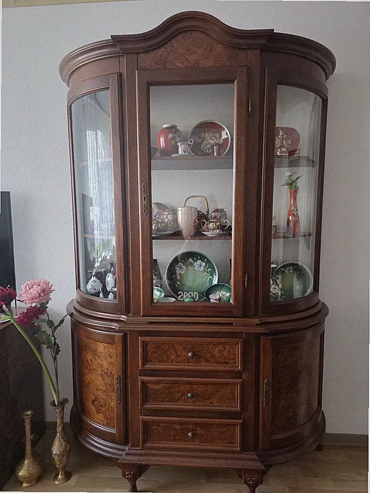 Edler Vitrinenschrank / Buffetschrank im Barock-Stil – Echtholz