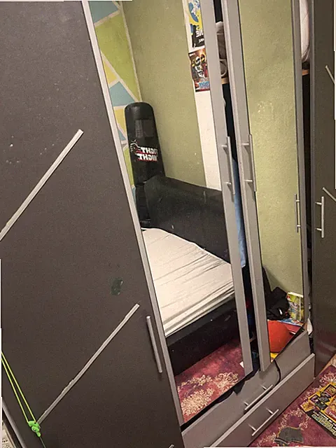 Ein Bett Und Ein Kleider Schrank