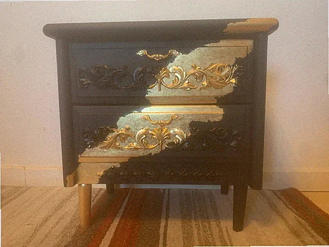 Ein luxuriöser Designer-Kommode, dekoriert mit Blattgold 56x56x37 cm