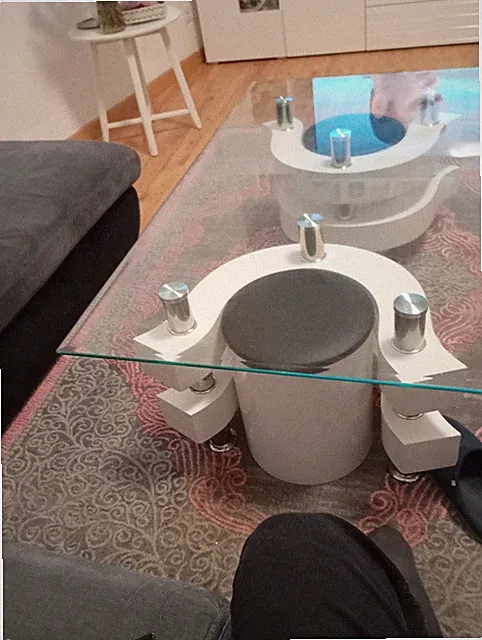 Eine Wohnzimmer Tisch mit 2 Hocker An Beiden Seiten Sehrgut Erhalten Gebraucht